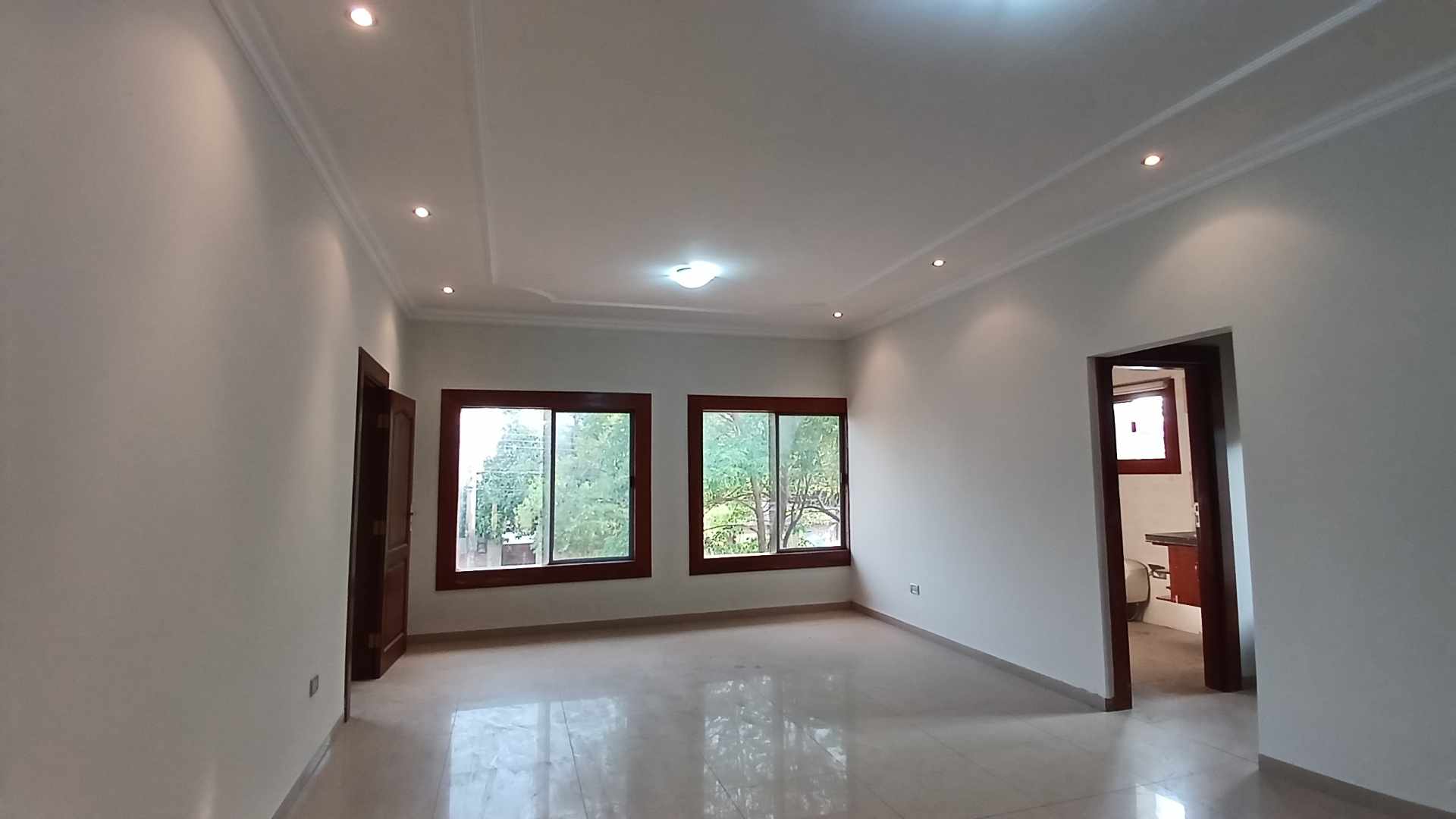 Casa en Alquiler📍 Barrio Hamacas, entre 3er y 4º anillo – Esquina comercial 4 dormitorios 4 baños 2 parqueos Foto 6