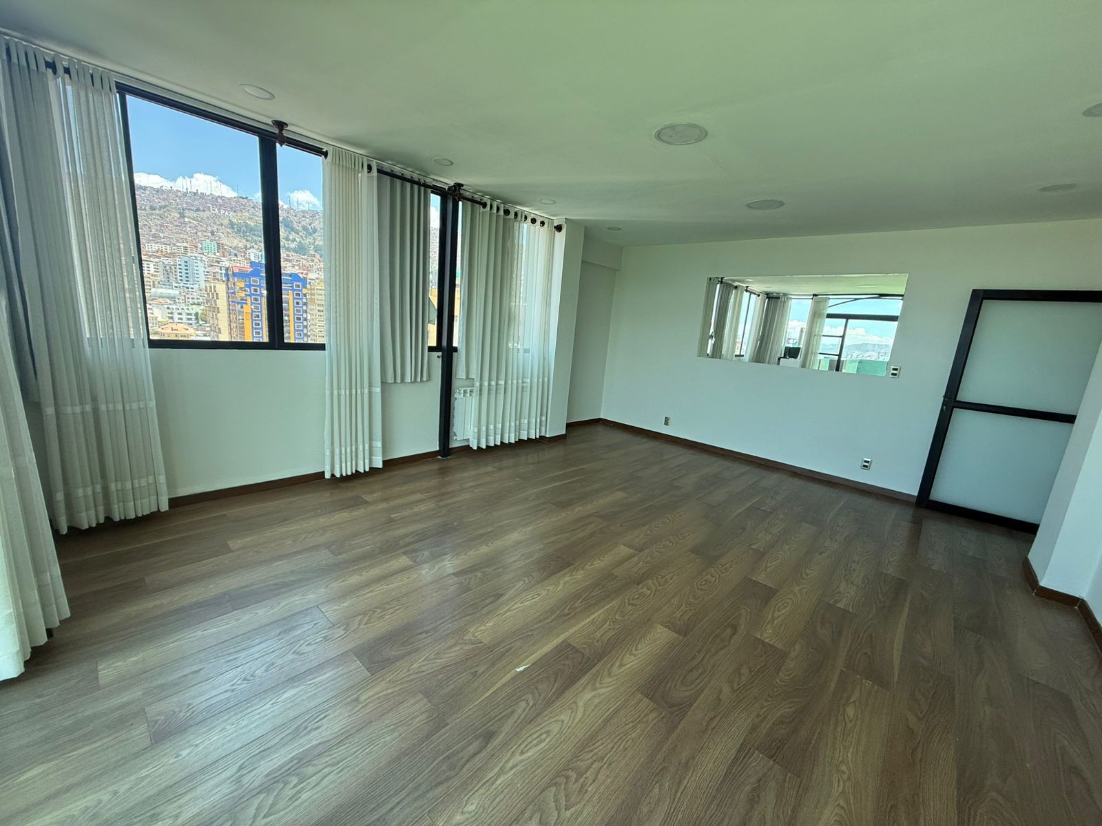 Departamento en VentaCalle Fernando Guachalla, entre 20 de octubre y 6 de agosto 3 dormitorios 2 baños 1 parqueos Foto 18