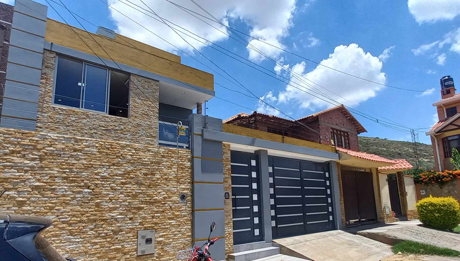 Casa en VentaInmediaciones Campo Ferial y Country Club, OTB Exaltación, en pasaje cerrado, Urbanización La Rinconada, Zona Alalay 4 dormitorios 5 baños 3 parqueos Foto 7