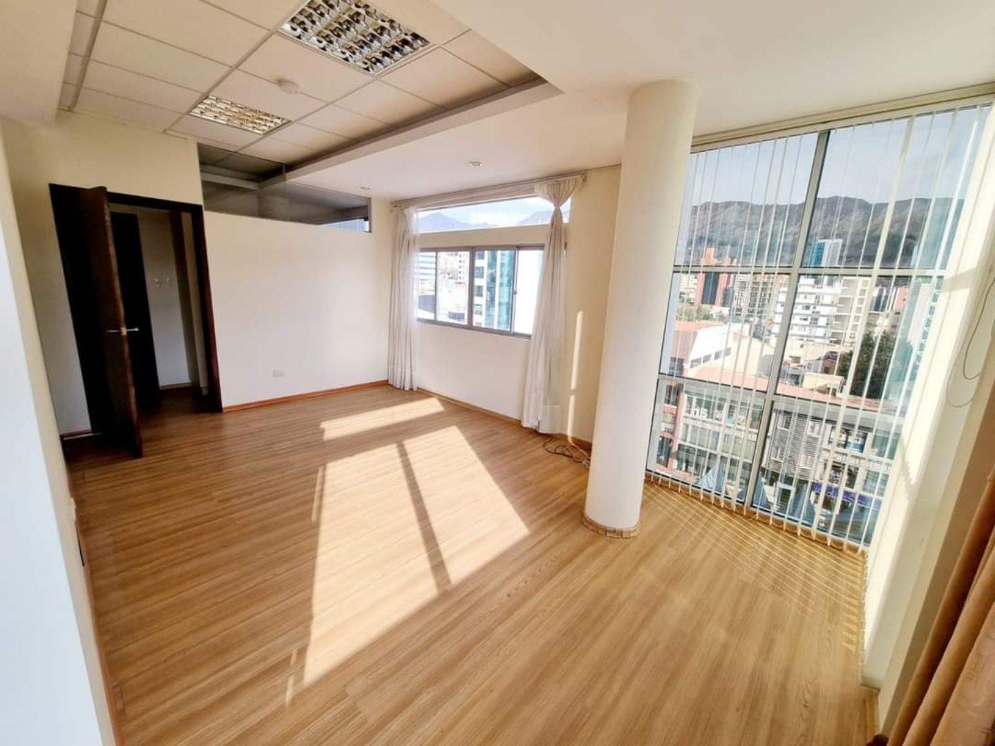 Oficina en Achumani en La Paz 1 dormitorios 2 baños  Foto 17