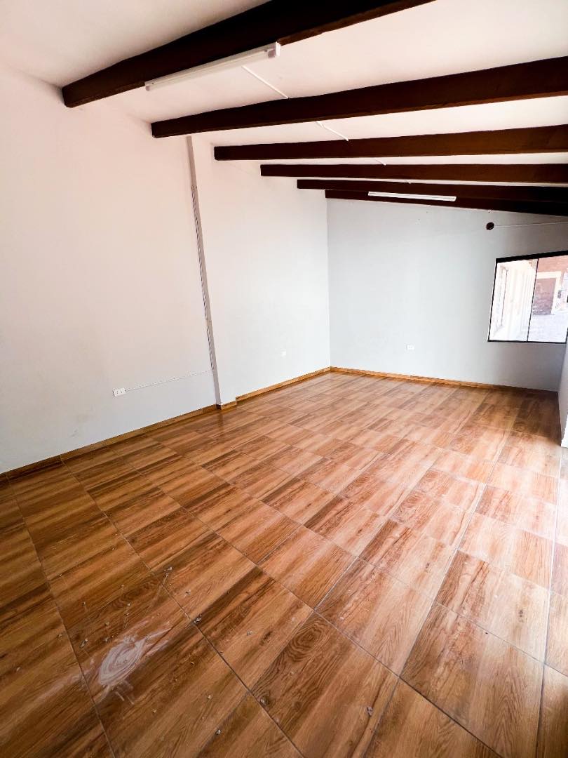 Local comercial en Villa 1ero de Mayo en Santa Cruz de la Sierra  3 baños  Foto 8