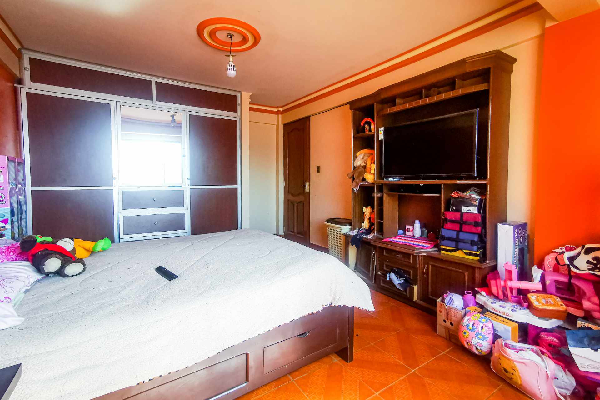 Departamento en Jayhuayco en Cochabamba 5 dormitorios 2 baños 1 parqueos Foto 2