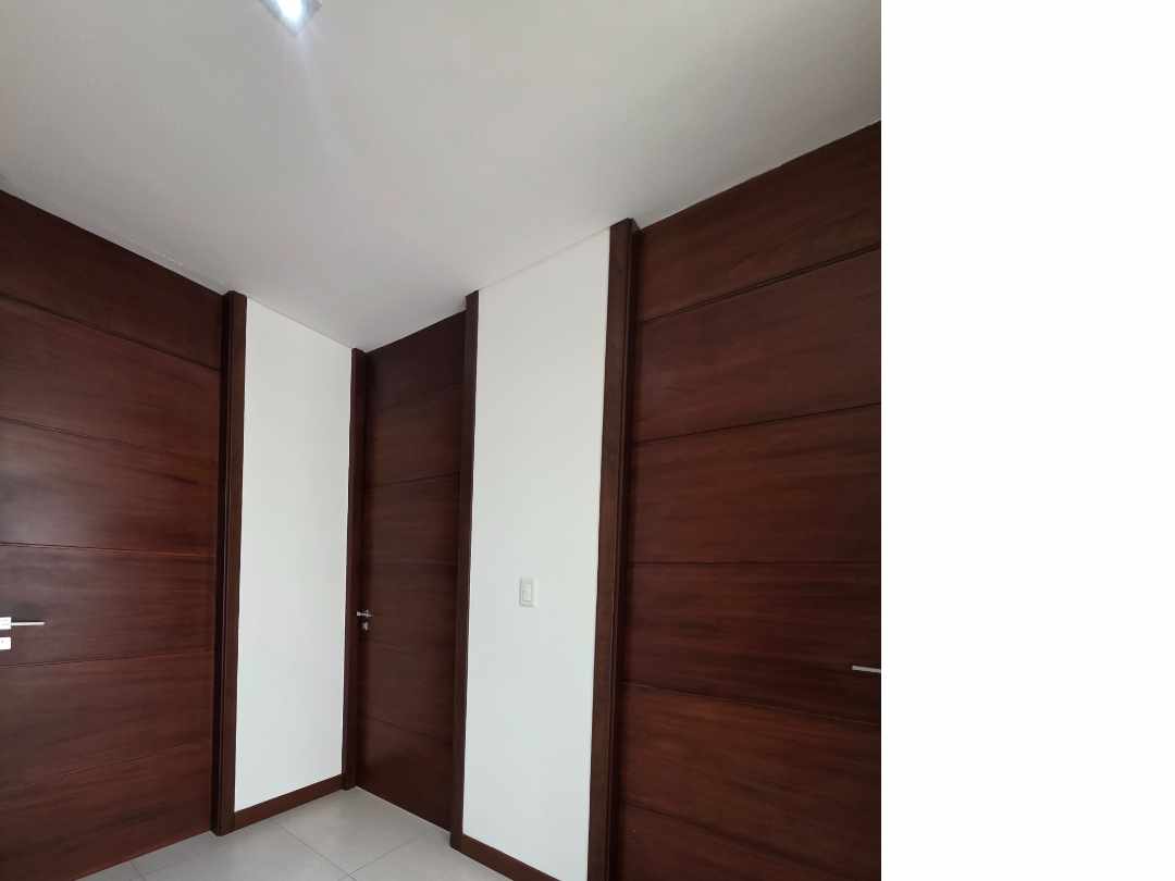 Departamento en AlquilerZona Norte 
6to. Anillo ( Av.Banzer y Beni)
Condominio Torres de  la Sierra 3 dormitorios 4 baños 1 parqueos Foto 27