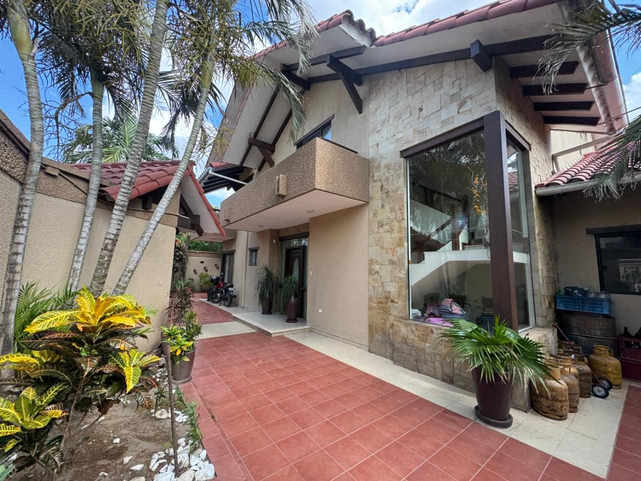 Casa en Entre 4to y 5to anillo Norte en Santa Cruz de la Sierra 3 dormitorios 3 baños 4 parqueos Foto 1