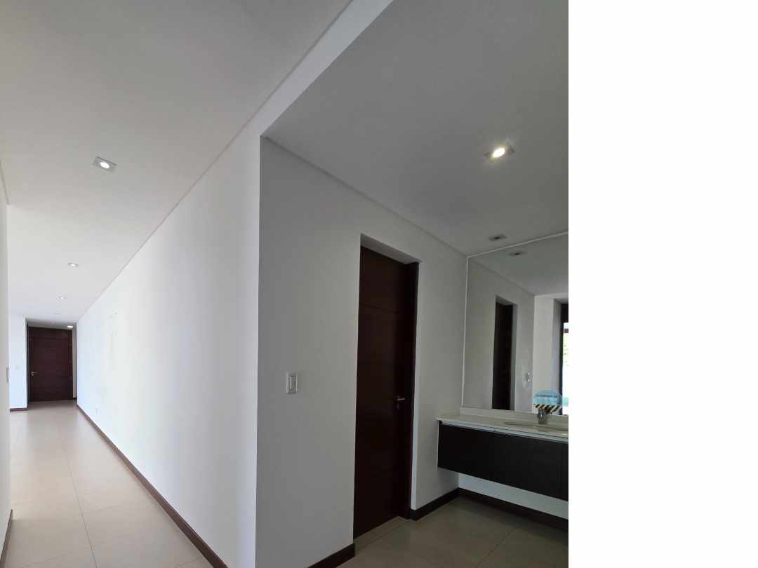 Departamento en AlquilerZona Norte 
6to. Anillo ( Av.Banzer y Beni)
Condominio Torres de  la Sierra 3 dormitorios 4 baños 1 parqueos Foto 19