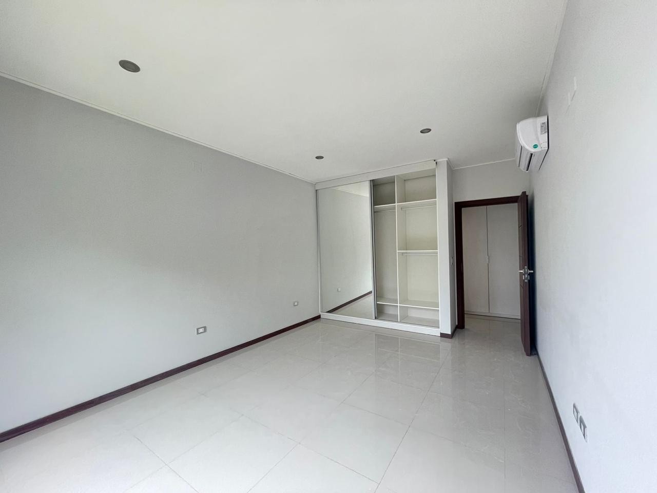 Casa en Entre 3er y 4to anillo Oeste en Santa Cruz de la Sierra 4 dormitorios 6 baños 4 parqueos Foto 22