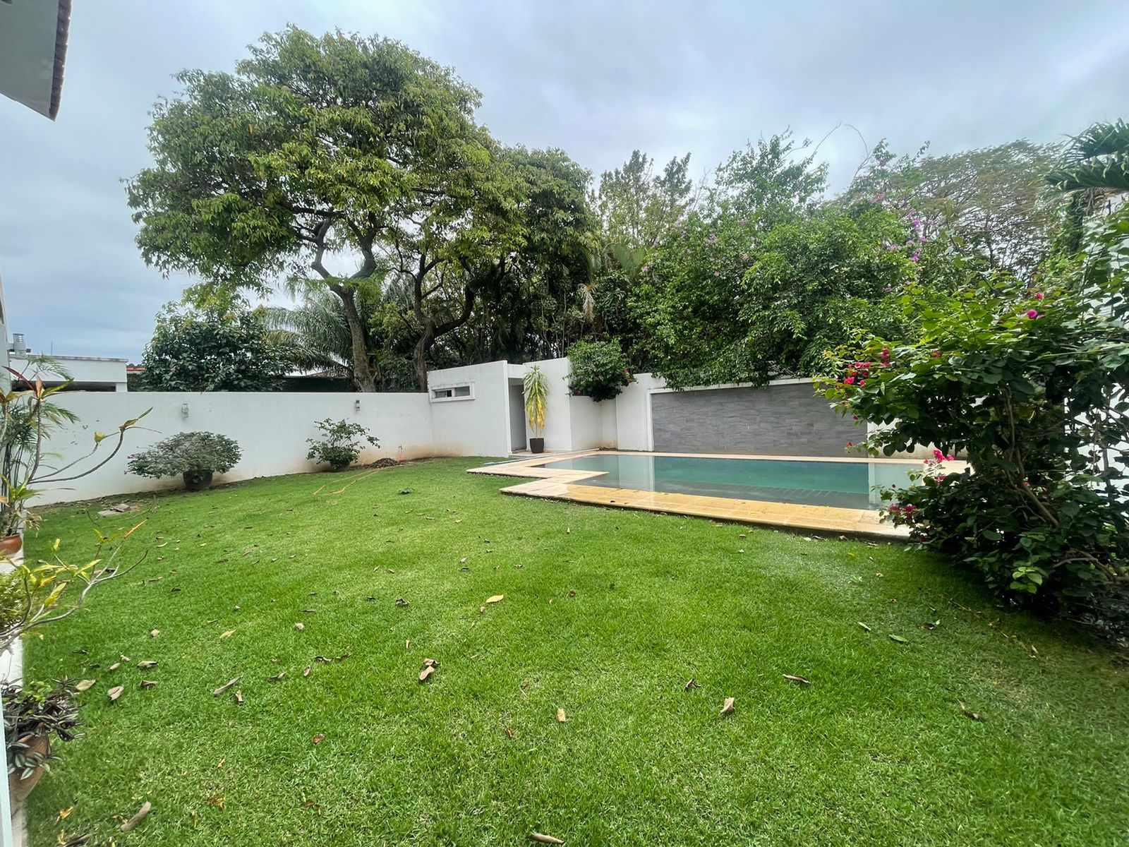 Casa en Las Palmas en Santa Cruz de la Sierra 3 dormitorios 5 baños 2 parqueos Foto 2