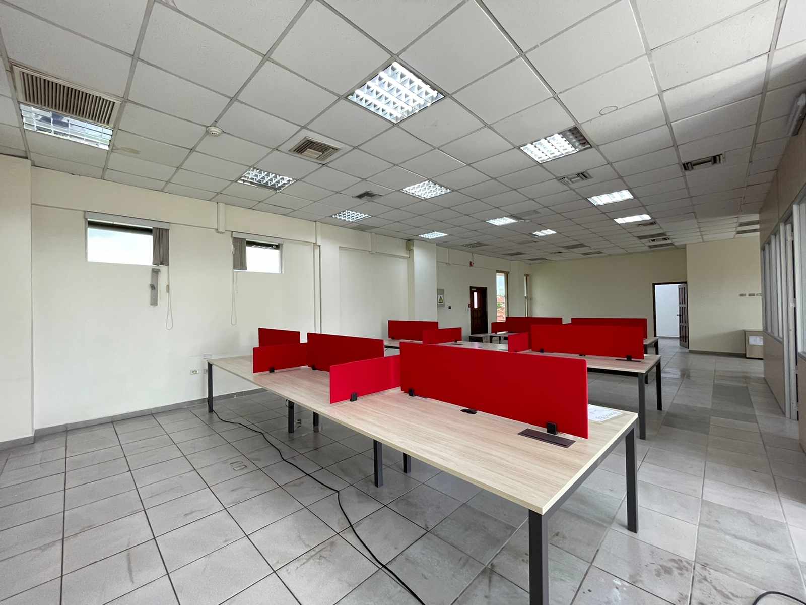 Local comercial en Entre 4to y 5to anillo Oeste en Santa Cruz de la Sierra  10 baños  Foto 6