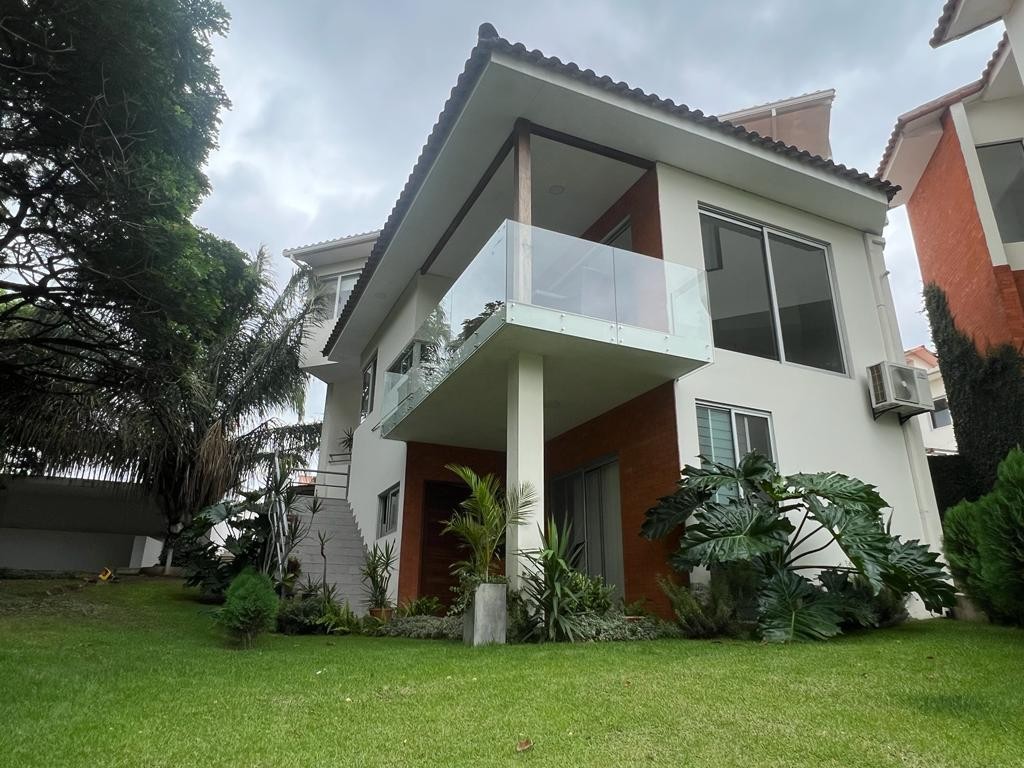 Casa en Urubó en Santa Cruz de la Sierra 3 dormitorios 5 baños 3 parqueos Foto 1