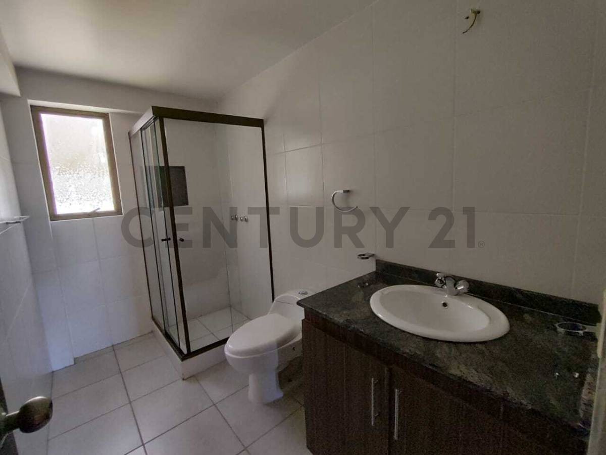 Departamento en Achumani en La Paz 3 dormitorios 4 baños 1 parqueos Foto 5