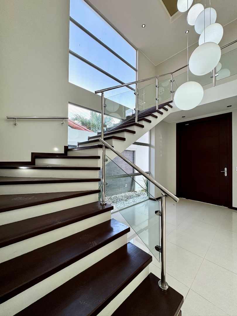 Casa en Entre 3er y 4to anillo Oeste en Santa Cruz de la Sierra 4 dormitorios 6 baños 4 parqueos Foto 6