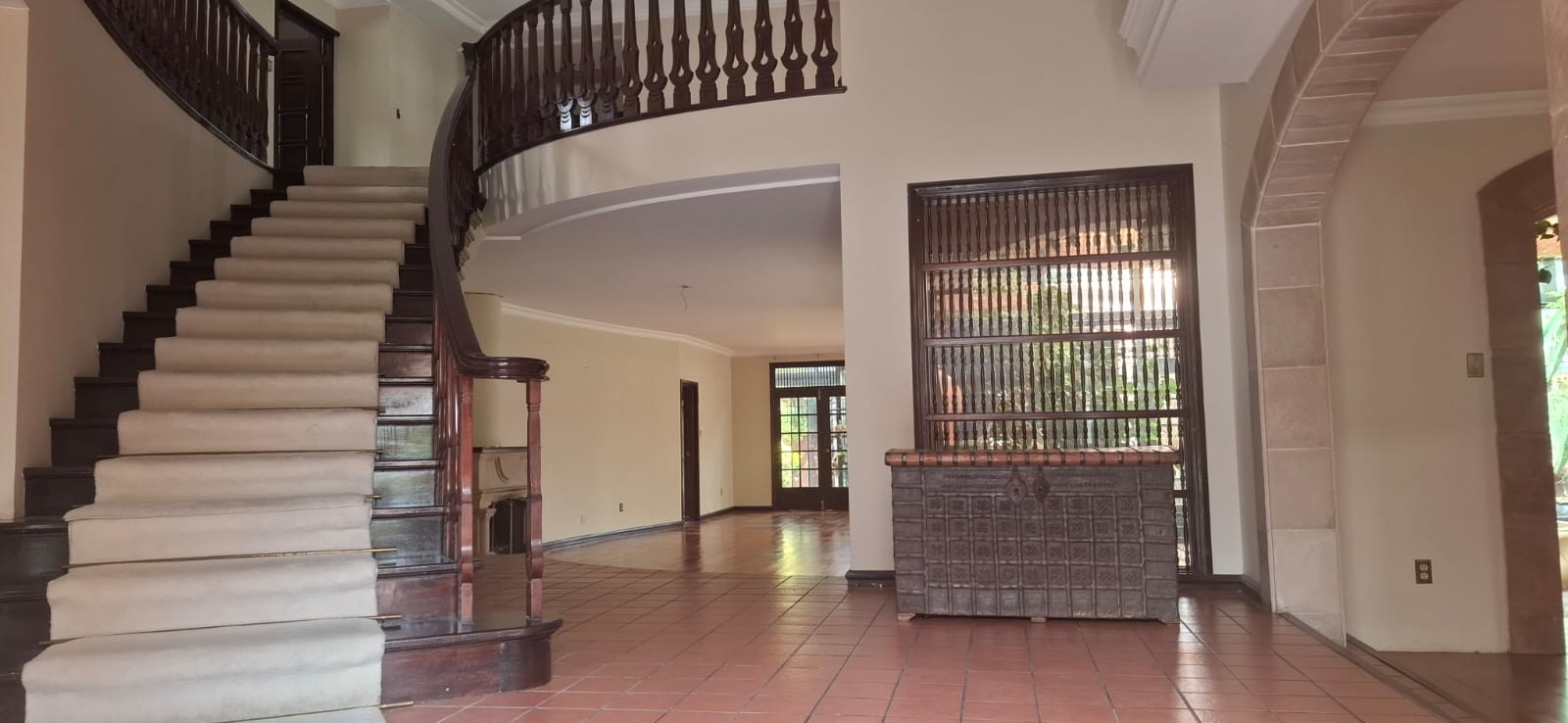 Casa en Los Pinos en La Paz 4 dormitorios 6 baños 4 parqueos Foto 4