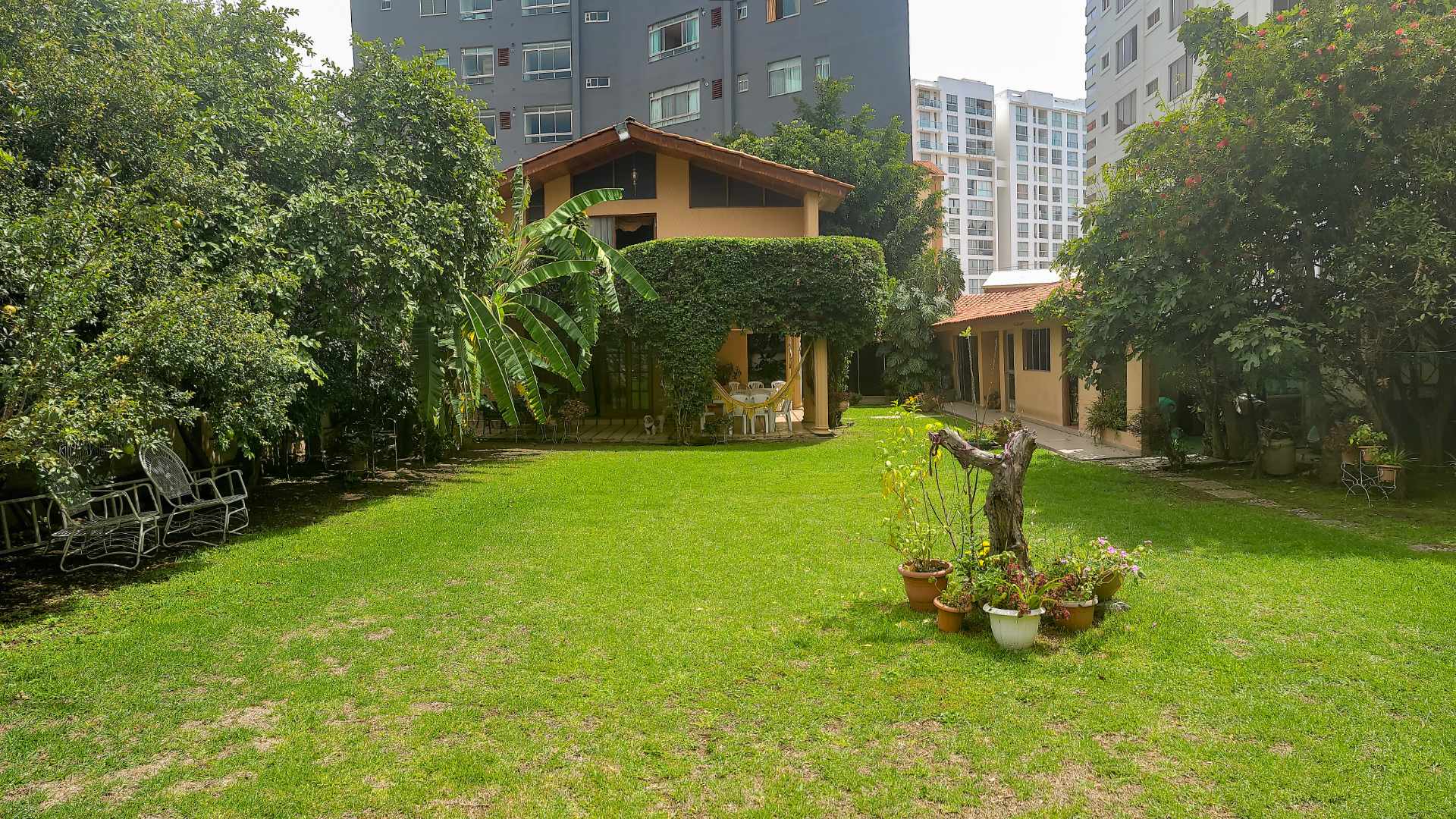 Casa en VentaZona Cala Zala - Cochabamba 
 5 dormitorios 6 baños 3 parqueos Foto 1