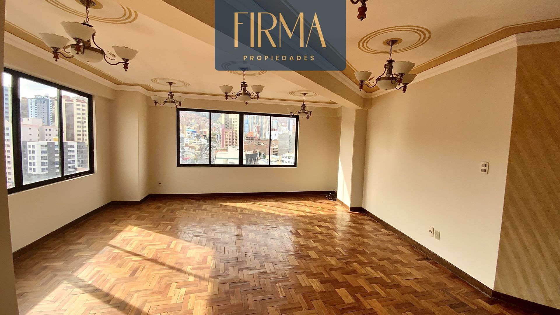 Departamento en VentaCOMPRA ESTE AMPLIO Y CÉNTRICO DEPARTAMENTO EN MIRAFLORES 5 dormitorios 4 baños 1 parqueos Foto 18