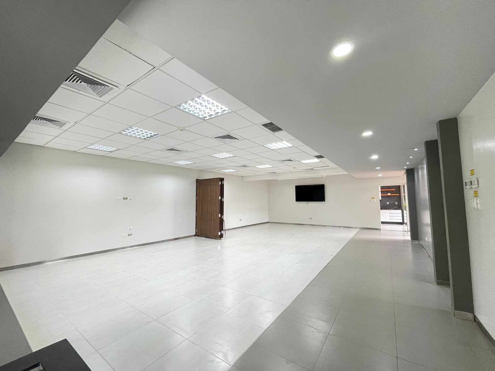 Local comercial en Entre 4to y 5to anillo Oeste en Santa Cruz de la Sierra  10 baños  Foto 14