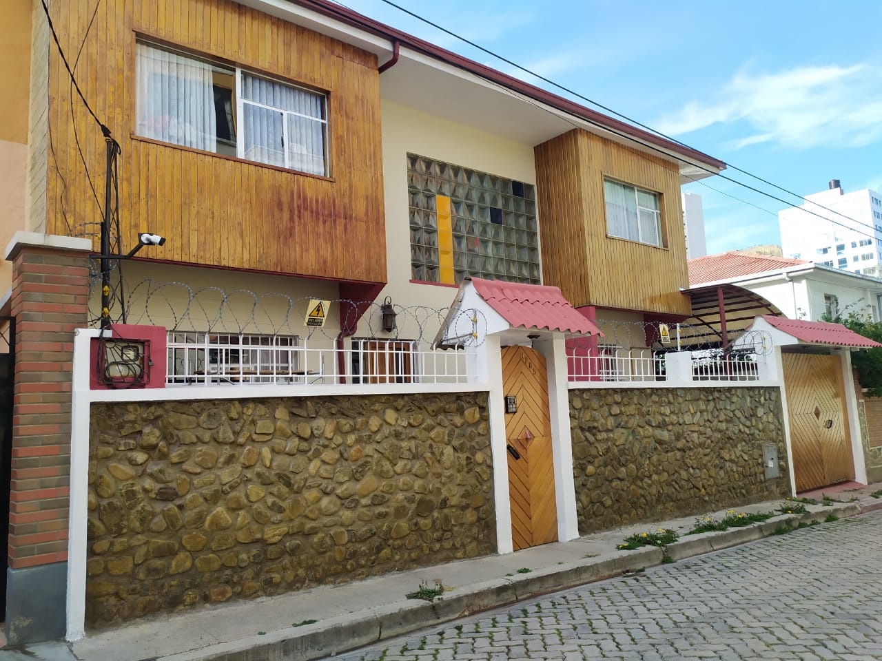 Casa en Miraflores en La Paz 4 dormitorios 4 baños 3 parqueos Foto 2