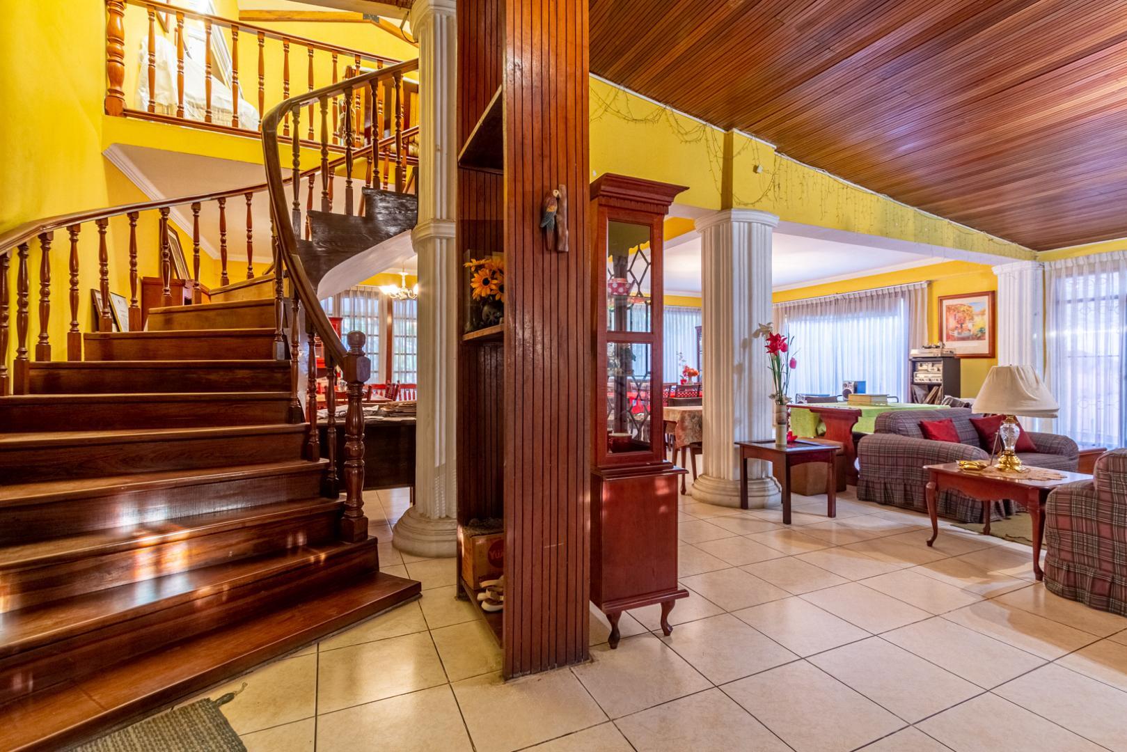 Casa en Entre 4to y 5to anillo Sur en Santa Cruz de la Sierra 5 dormitorios 5 baños 8 parqueos Foto 6