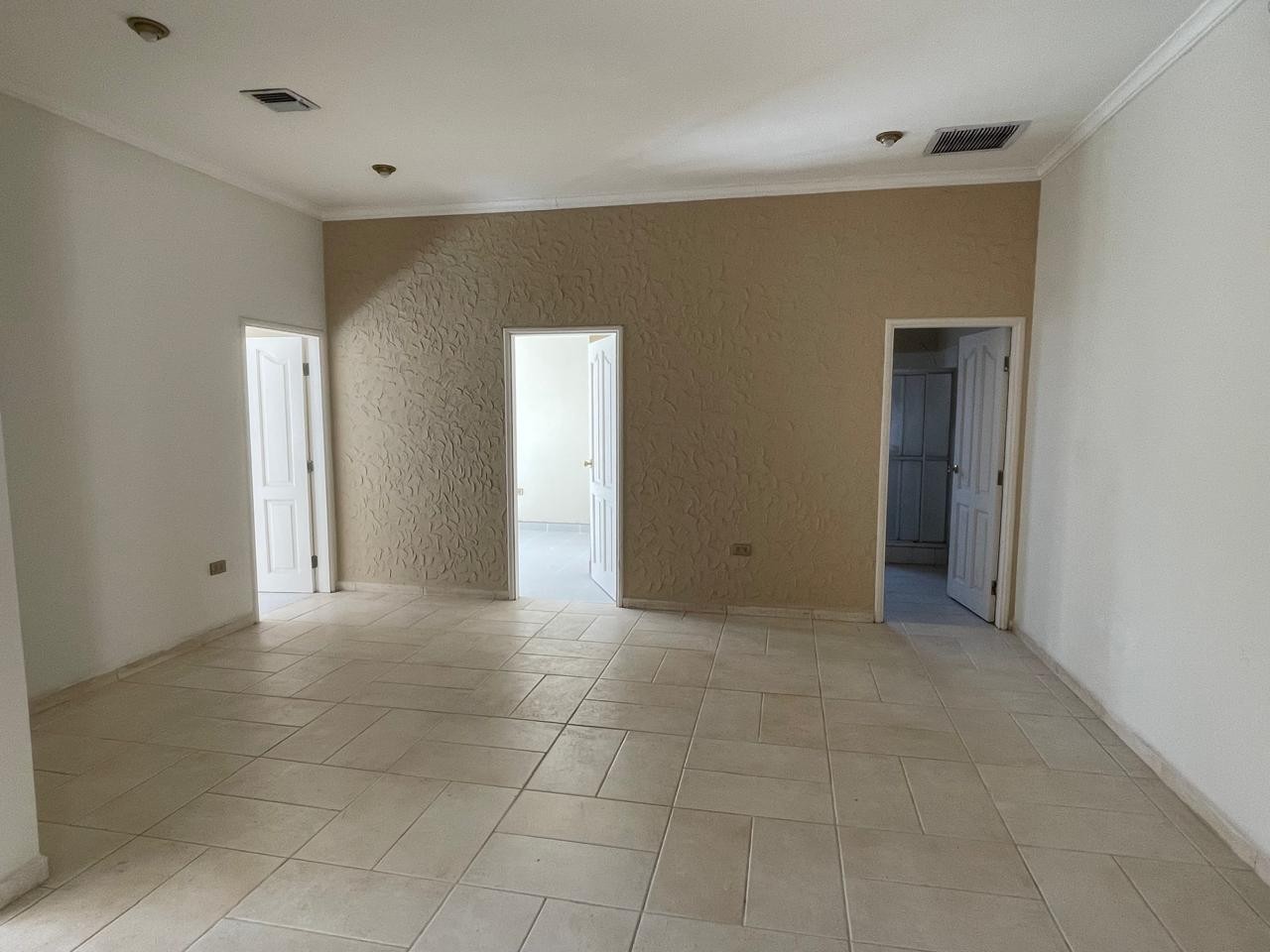 Casa en VentaAmplia y Hermosa casa de Una planta -  Zona Norte entre 6to y 7mo Anillo Foto 5