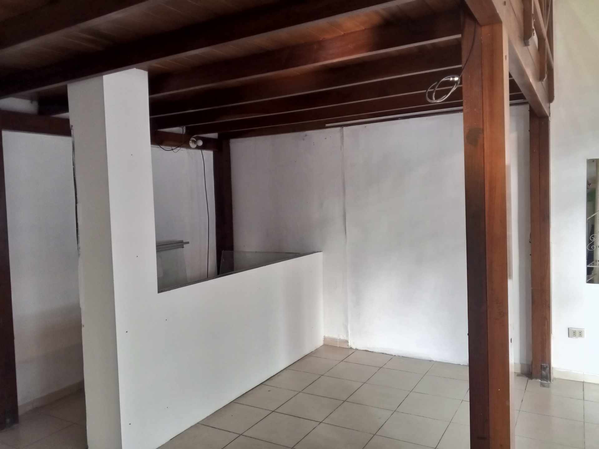 Local comercial LOCAL COMERCIAL EN ALQUILER PARA OFICINAS O NEGOCIO [CALLE LIBERTAD A 1 1/2 CUADRA DE LA PLAZA PRINCIPAL, ZONA CENTRO CON BASTANTE FLUJO DE MOVIMIENTO] Foto 3