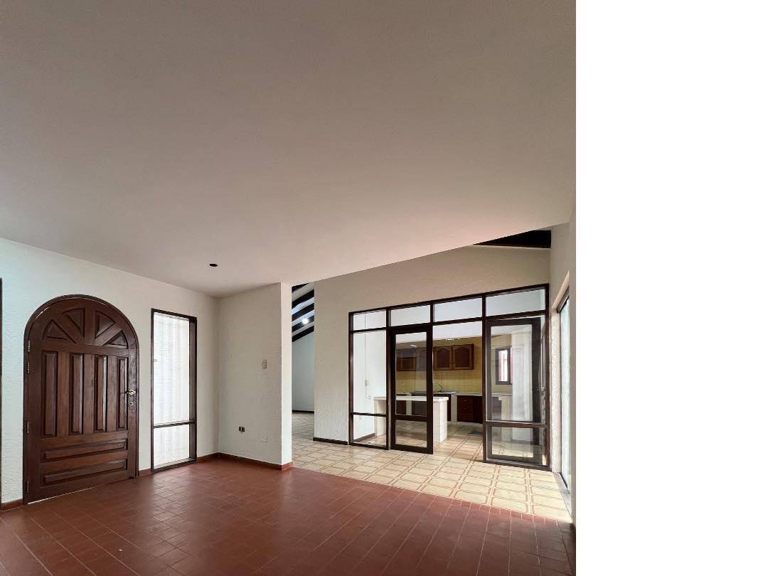 Casa en Entre 3er y 4to anillo Oeste en Santa Cruz de la Sierra 6 dormitorios 3 baños 4 parqueos Foto 12