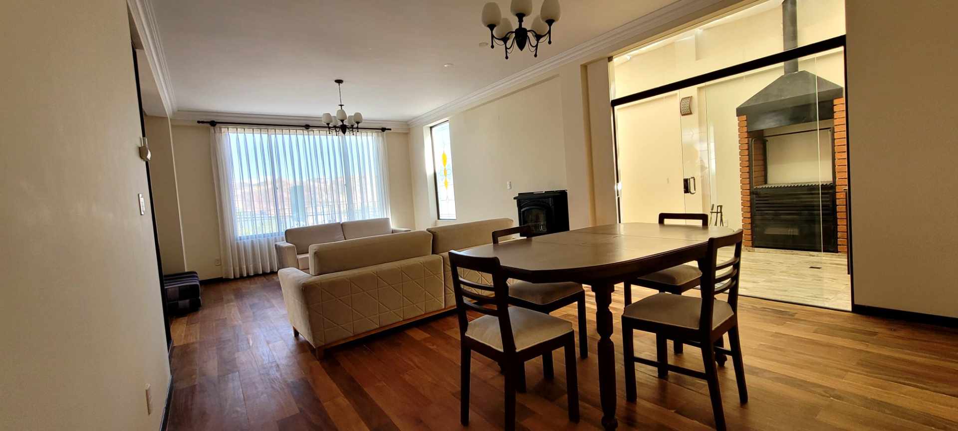 Casa en Alquiler
Hermosa y moderna casa en  alquiler en Achumani 3 dormitorios 4 baños 3 parqueos Foto 1
