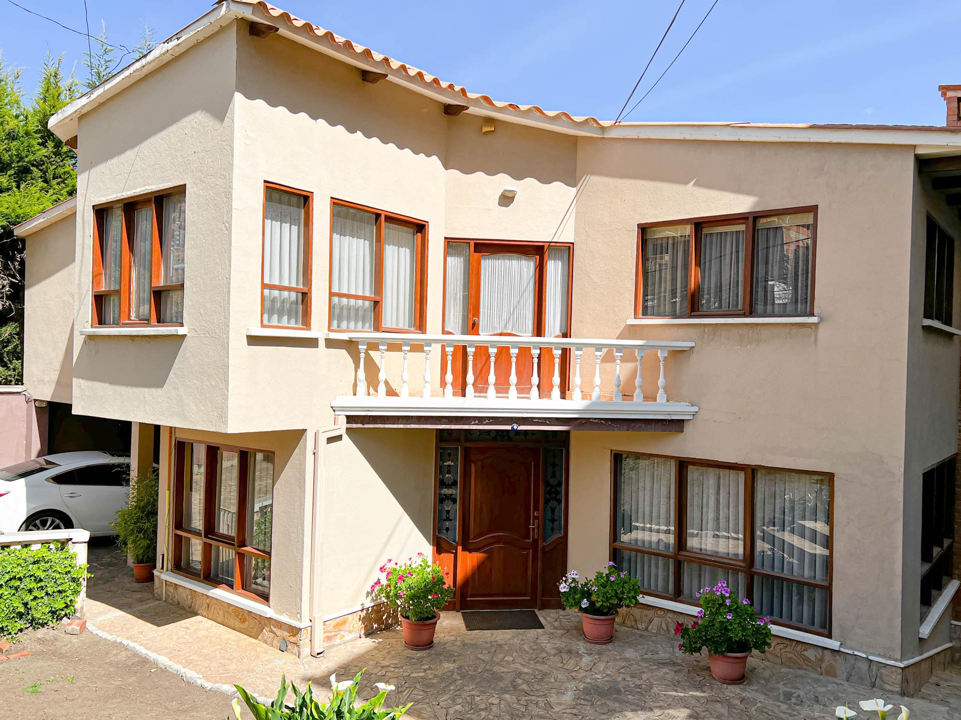 Casa en Cota Cota en La Paz 4 dormitorios 6 baños 4 parqueos Foto 1