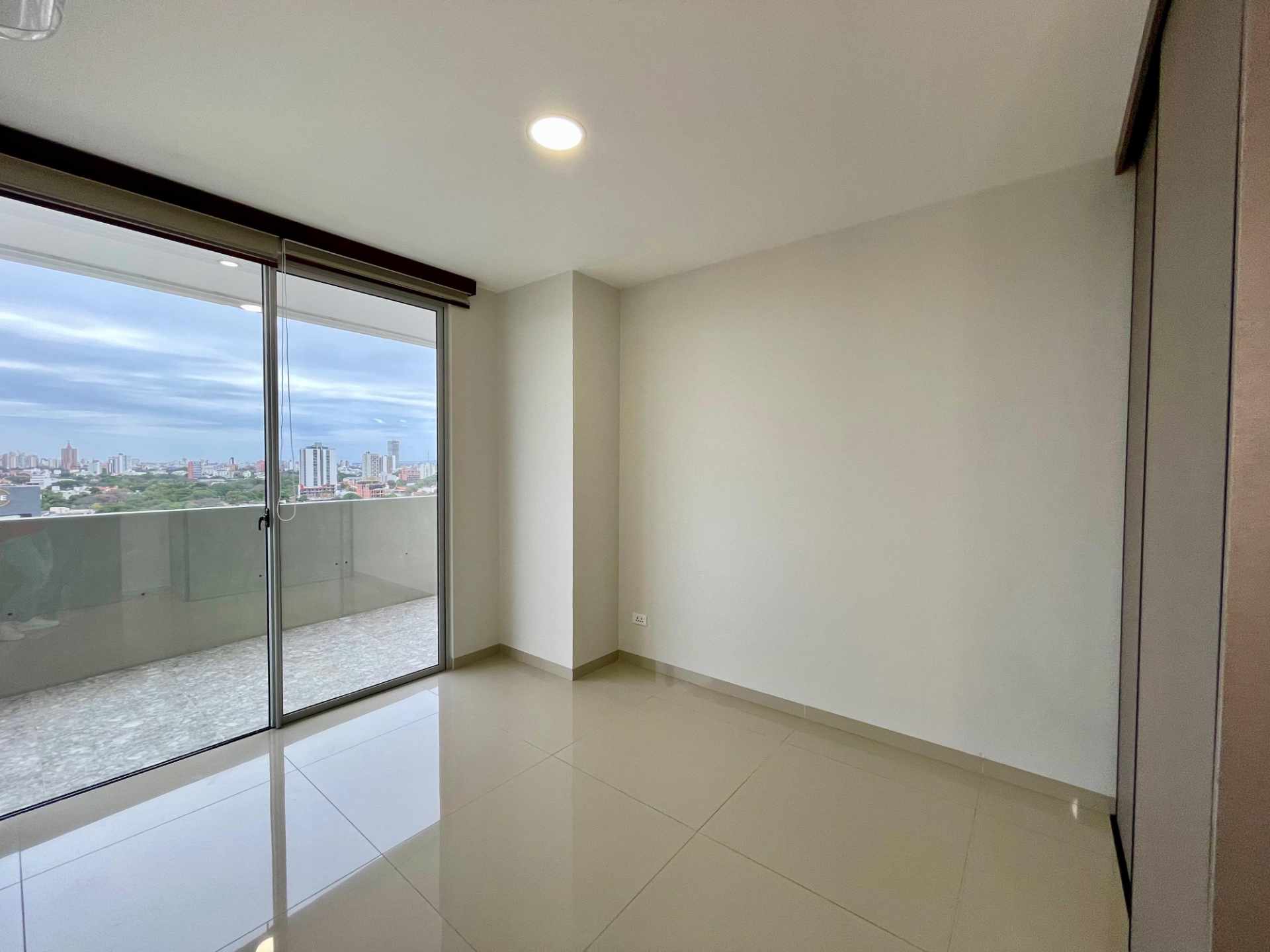 Departamento en AlquilerEN ALQUILER DPTO CONDOMINIO CURUPAU ISUTO 4to ANILLO R/ 25  3 dormitorios 2 baños 1 parqueos Foto 5