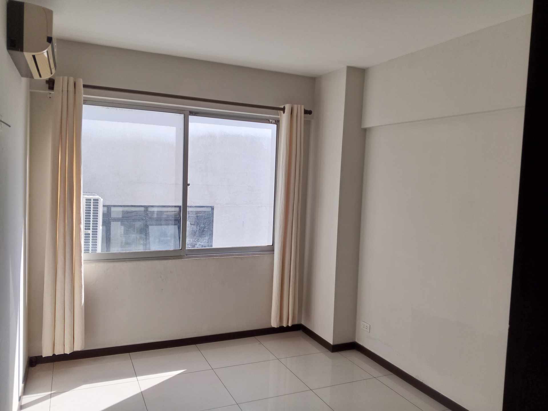 Departamento [CONDOMINIO CURUPAÚ PARAGUÁ| SOBRE AV. PARAGUÁ, A 3 CUADRAS DEL 2DO. ANILLO] DEPARTAMENTO EN VENTA DE 3 DORMITORIOS CON PARQUEO TECHADO Foto 13