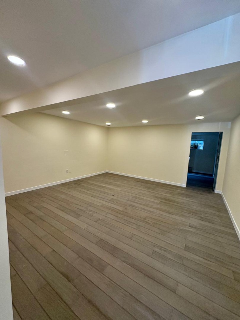 Oficina en AlquilerAlquiler Moderna Oficina con
 Local Comercial, Calacoto  4 dormitorios 1 baños 1 parqueos Foto 4