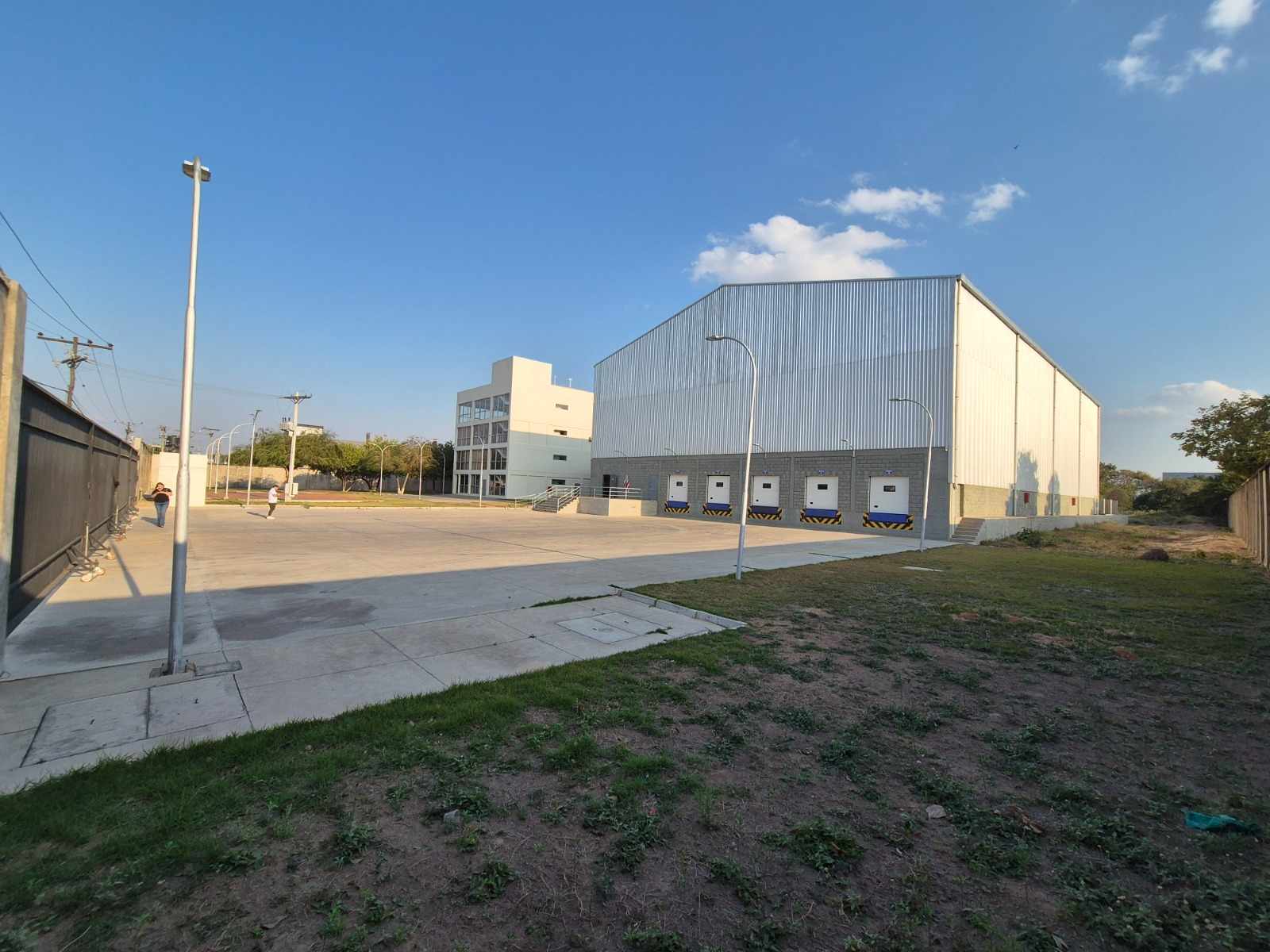 Galpón Gran Oportunidad de inversión. Terreno con Galpón y edificio de Oficinas en Venta en el corazón del Parque Industrial. Foto 5