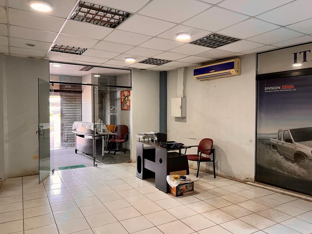 Local comercial en AlquilerAv. Banzer entre 4to y 5to anillo  1 baños  Foto 4