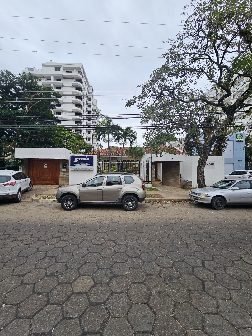 Casa en VentaCalle Monseñor Santistevan entre Andres Manso y Elvira de Mendoza 7 dormitorios 6 baños 1 parqueos Foto 1