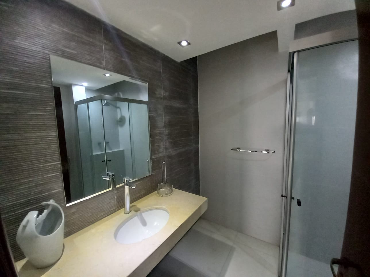 Casa en Alquiler5to. anillo Beni y Banzer 4 dormitorios 4 baños 2 parqueos Foto 7