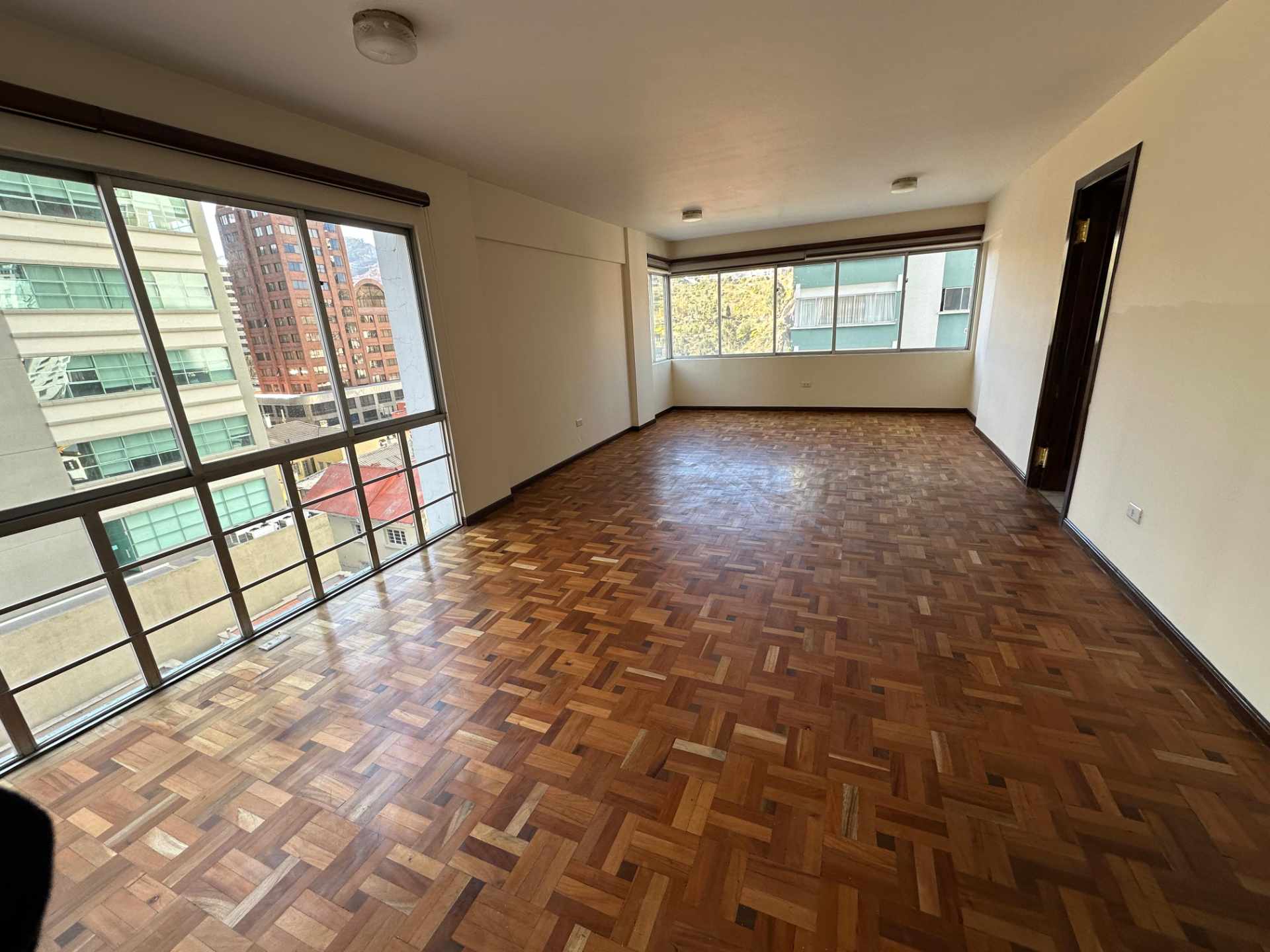 Departamento en San Jorge en La Paz 4 dormitorios 4 baños 1 parqueos Foto 3