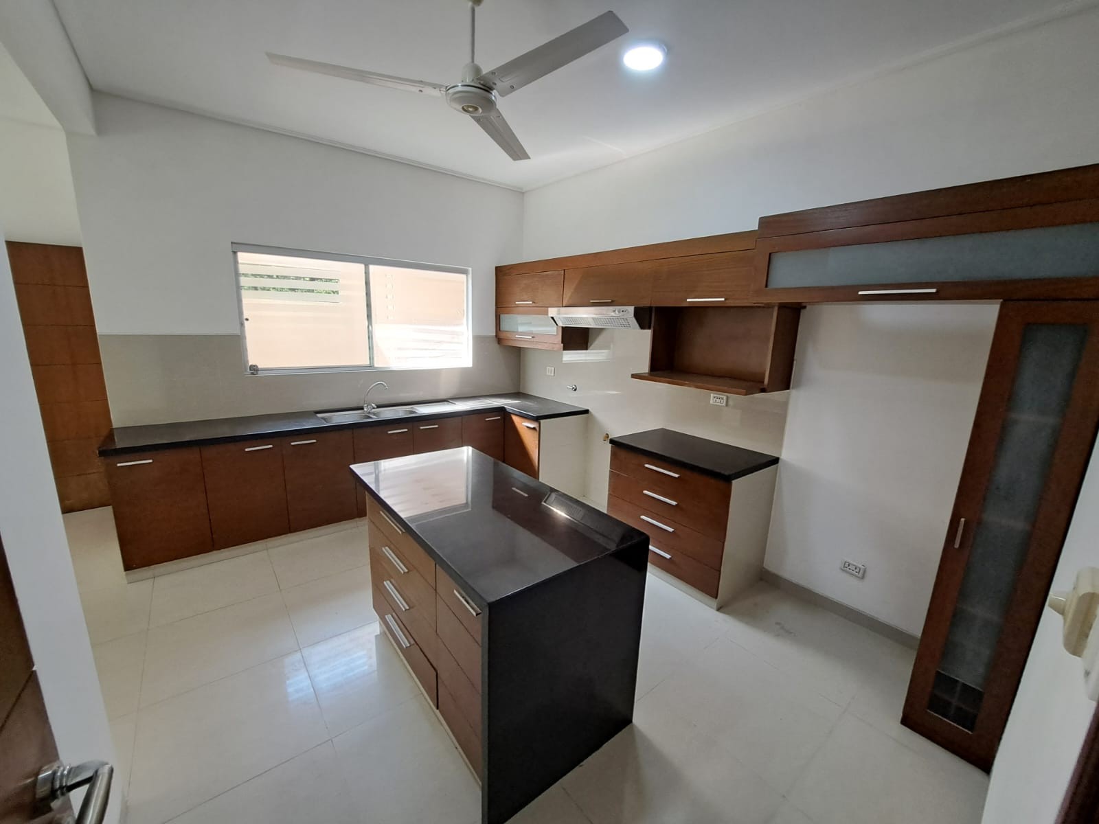 Casa en Urubó en Santa Cruz de la Sierra 5 dormitorios 5 baños 2 parqueos Foto 6