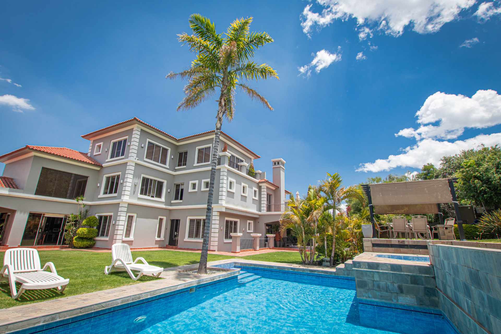 Casa en Aranjuez en Cochabamba 5 dormitorios 8 baños 6 parqueos Foto 1