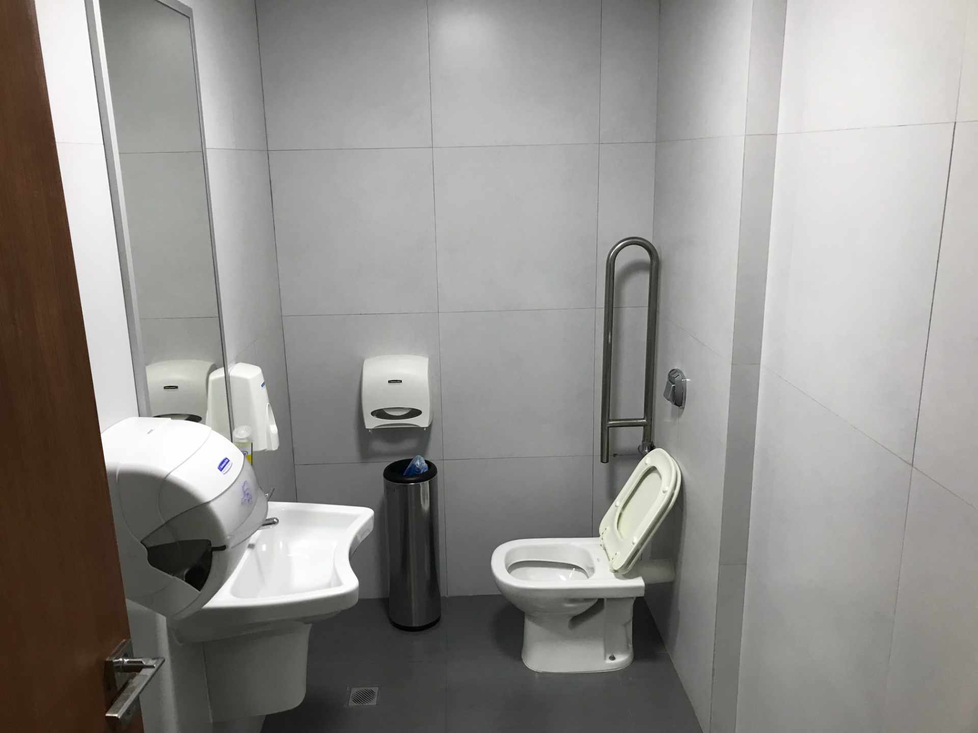 Oficina en AlquilerUrubó Business Center piso 5, en la entrada del Urubó, lado del hotel Radisson. 4 dormitorios 2 baños 2 parqueos Foto 12