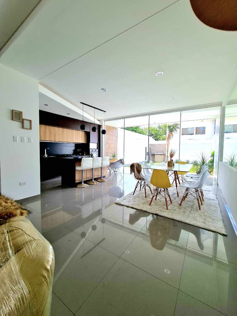 Casa en VentaPRE-VENTA ...Lindas!
CASAS EN ZONA NORTE
Km 8½ (entre 8vo y 9no anillo)
 Foto 3