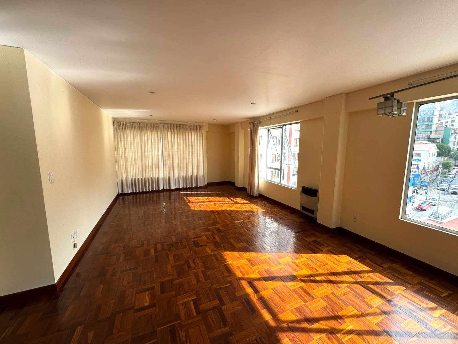 Departamento en AlquilerSopocachi - 2 cuadras de la plaza Abaroa 3 dormitorios 3 baños  Foto 1