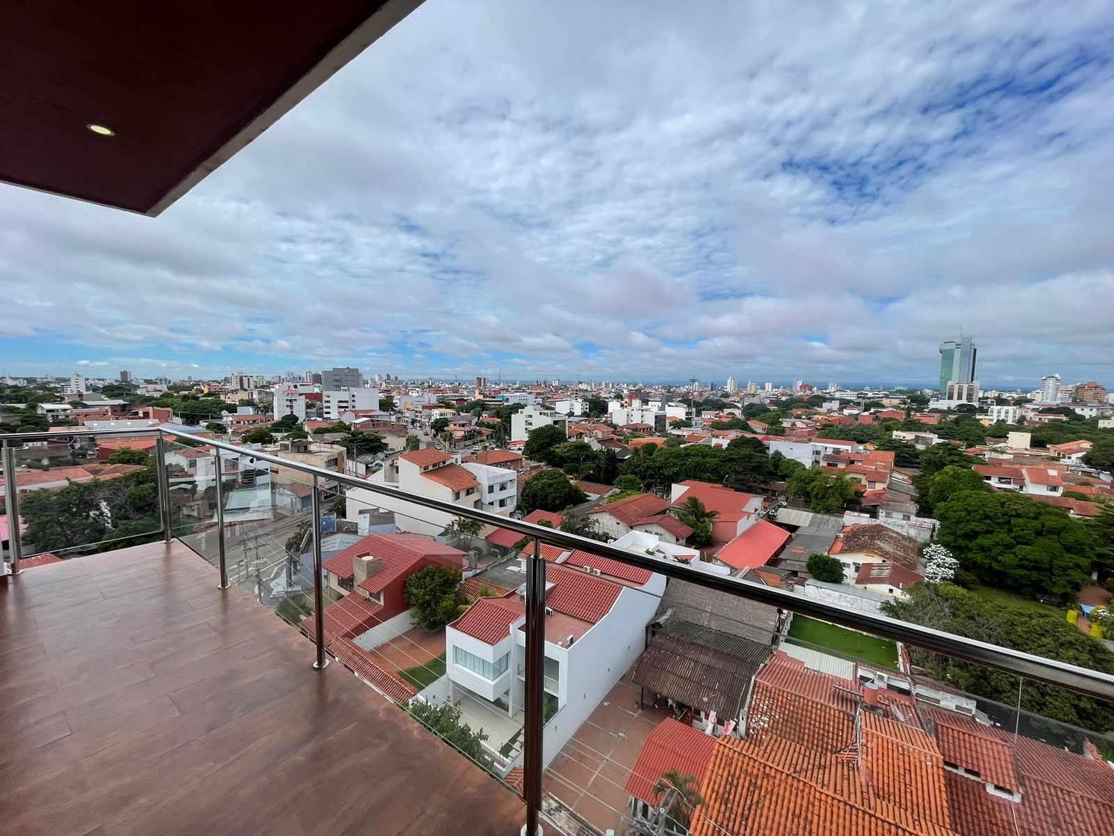 Departamento en Entre 1er y 2do anillo Norte en Santa Cruz de la Sierra 2 dormitorios 2 baños  Foto 2