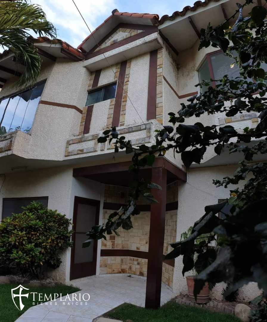 Casa en Entre 2do y 3er anillo Oeste en Santa Cruz de la Sierra 5 dormitorios 4 baños 2 parqueos Foto 13