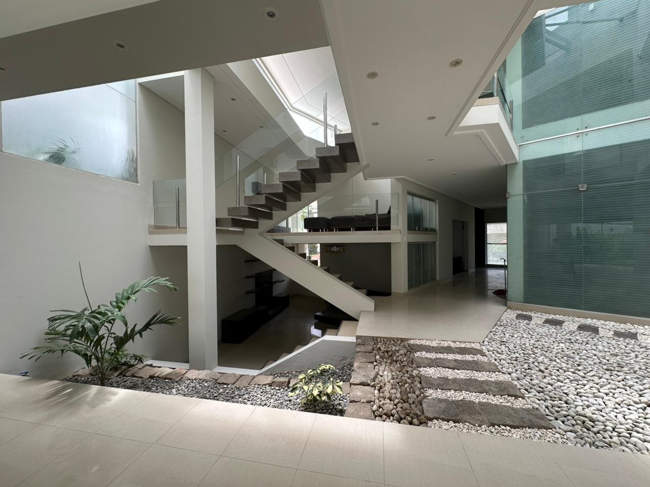 Casa en Entre 4to y 5to anillo Norte en Santa Cruz de la Sierra 5 dormitorios 6 baños 2 parqueos Foto 7