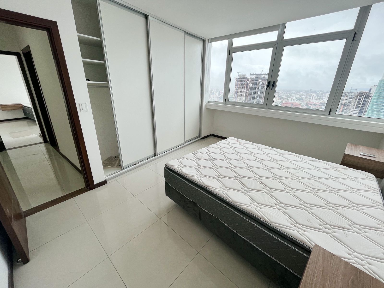 Departamento en AlquilerDPTO 3 DORMITORIOS AMOBLADO- PLATINIUM 2 FRENTE AL MALL VENTURA Foto 13