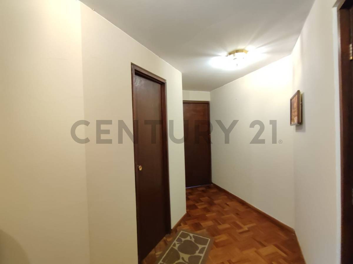 Departamento en San Jorge en La Paz 2 dormitorios 3 baños 1 parqueos Foto 3