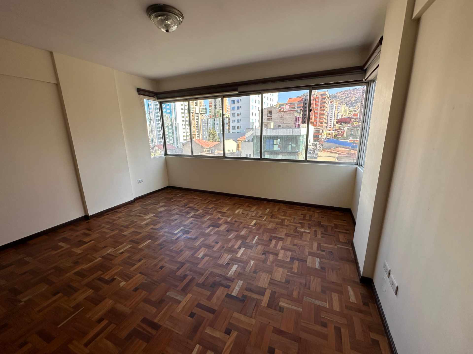 Departamento en San Jorge en La Paz 4 dormitorios 4 baños 1 parqueos Foto 16