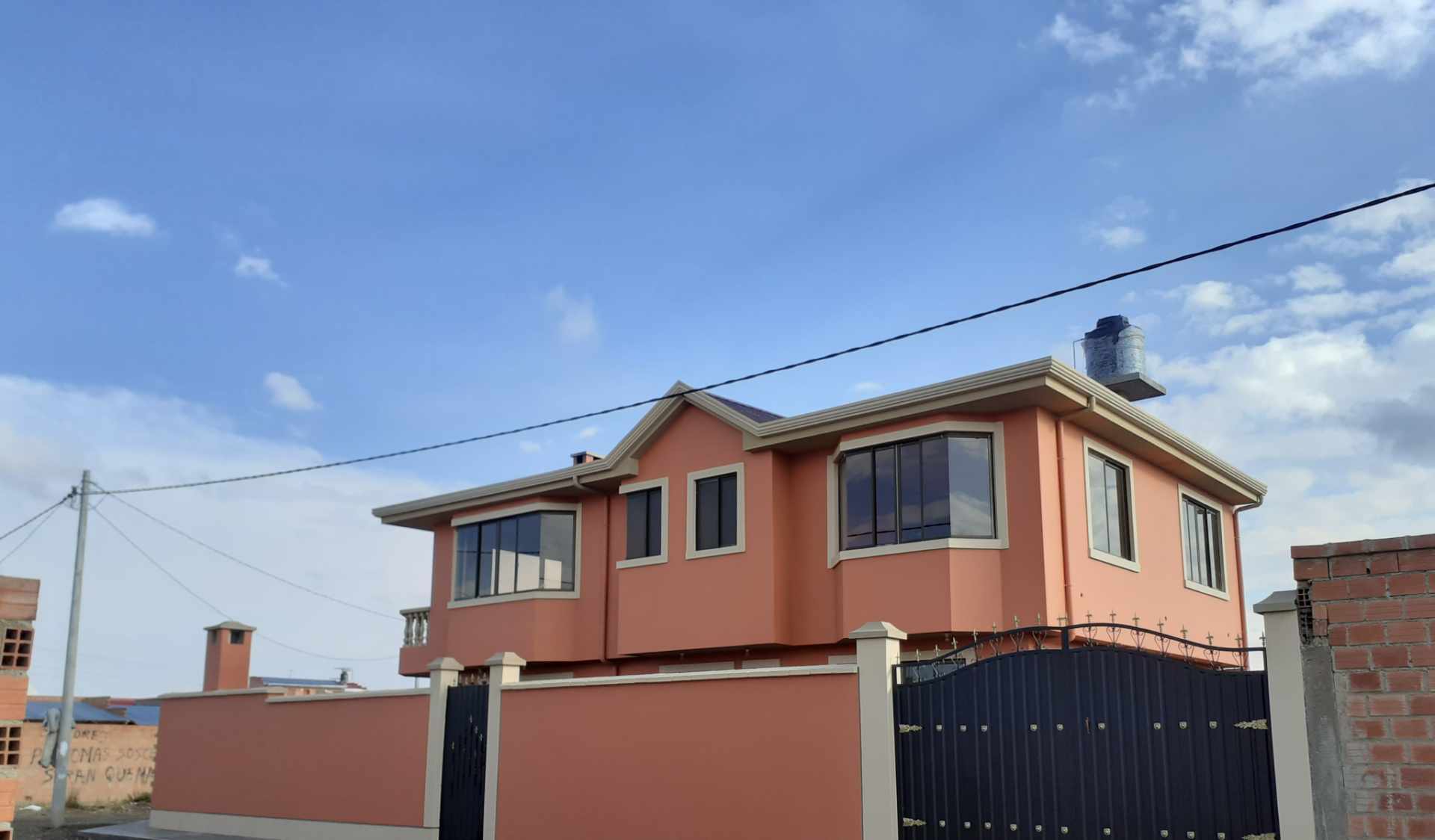 Casa en Achocalla en La Paz 4 dormitorios 4 baños 2 parqueos Foto 1