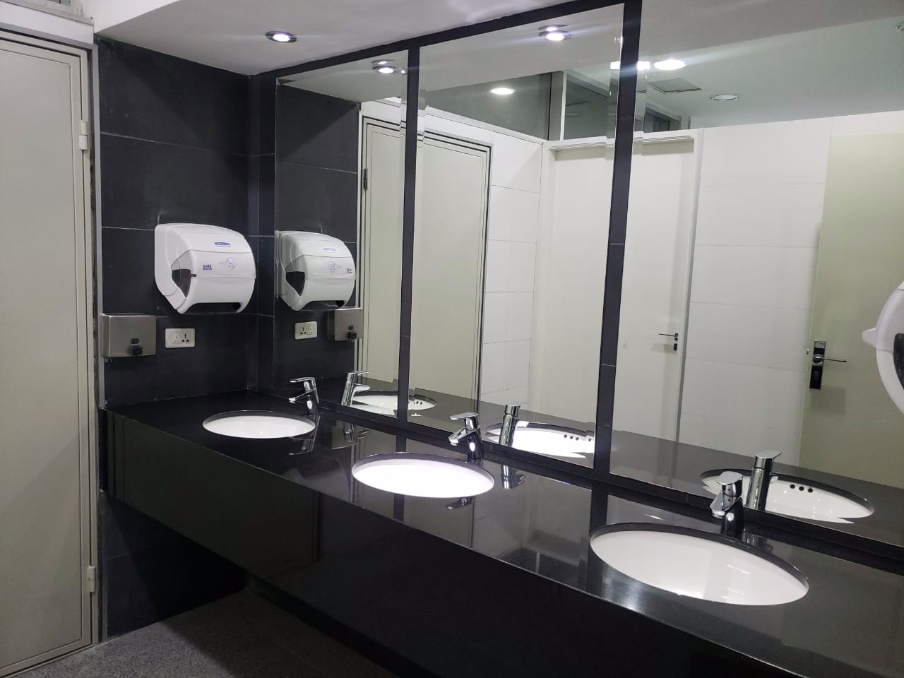 Oficina en AlquilerTorre ITC Tropical Tours  1 dormitorios 2 baños 1 parqueos Foto 2