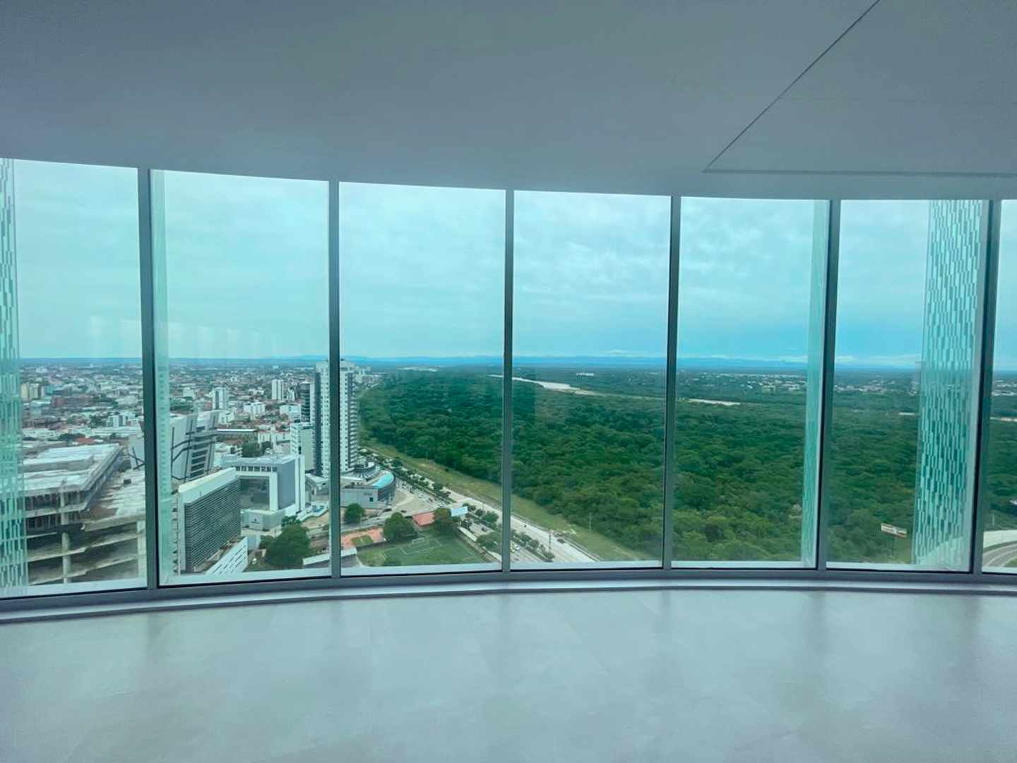 Oficina en Equipetrol en Santa Cruz de la Sierra 1 dormitorios 1 baños 4 parqueos Foto 4