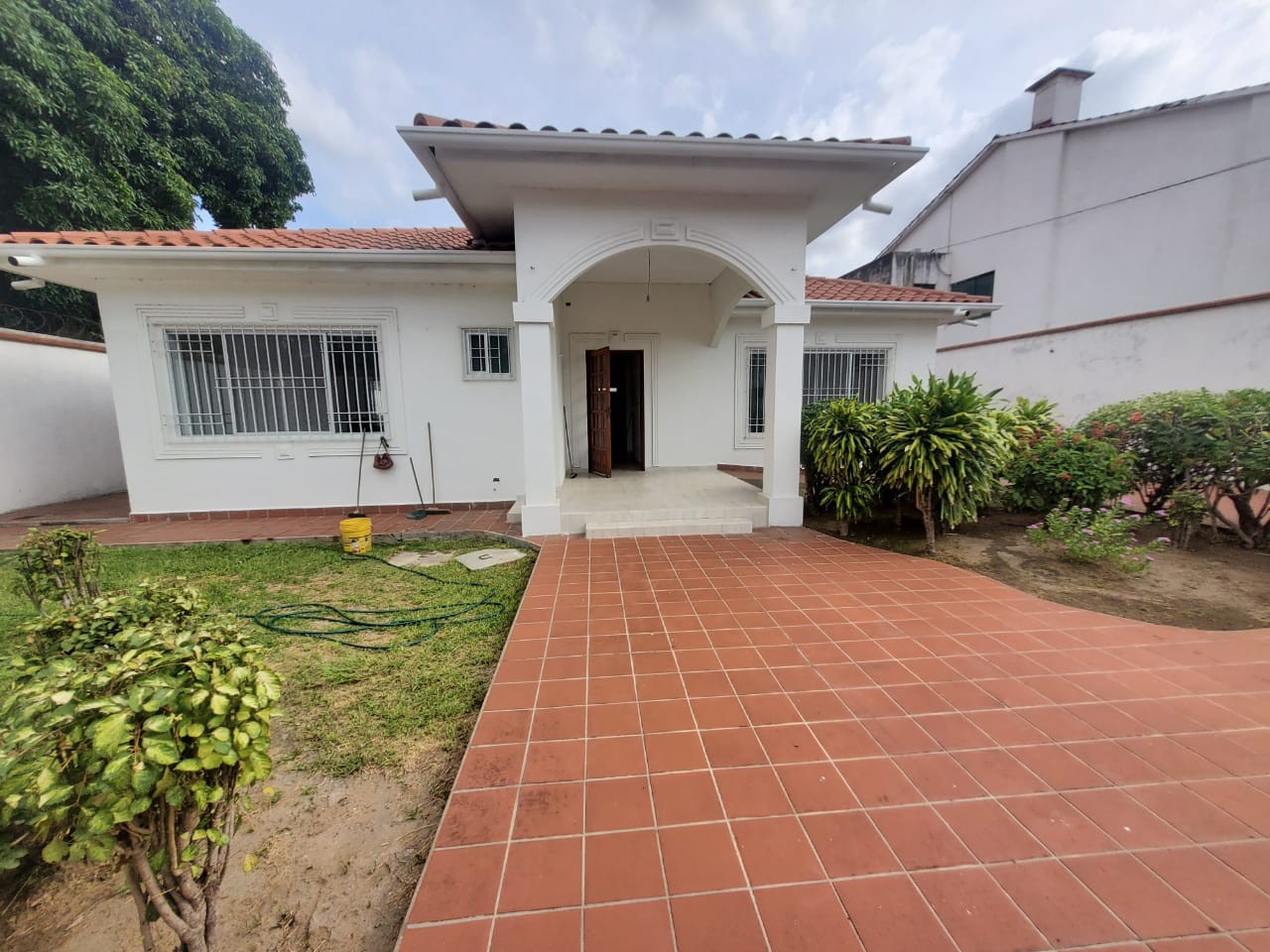 Casa en VentaAv. Las Américas Casa en venta o alquiler Foto 7