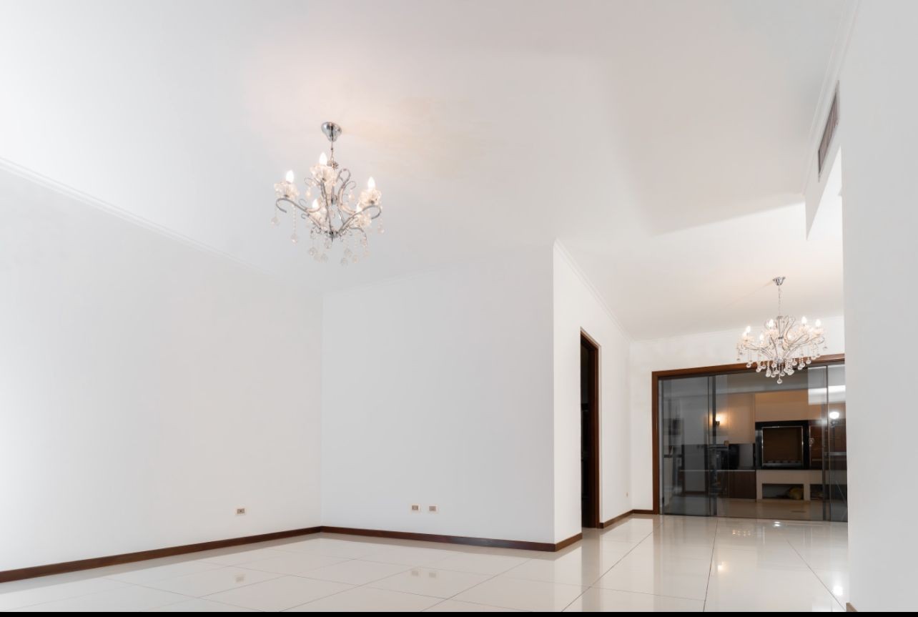 Casa en AlquilerAv. Busch, esquina 3er. anillo interno Foto 4